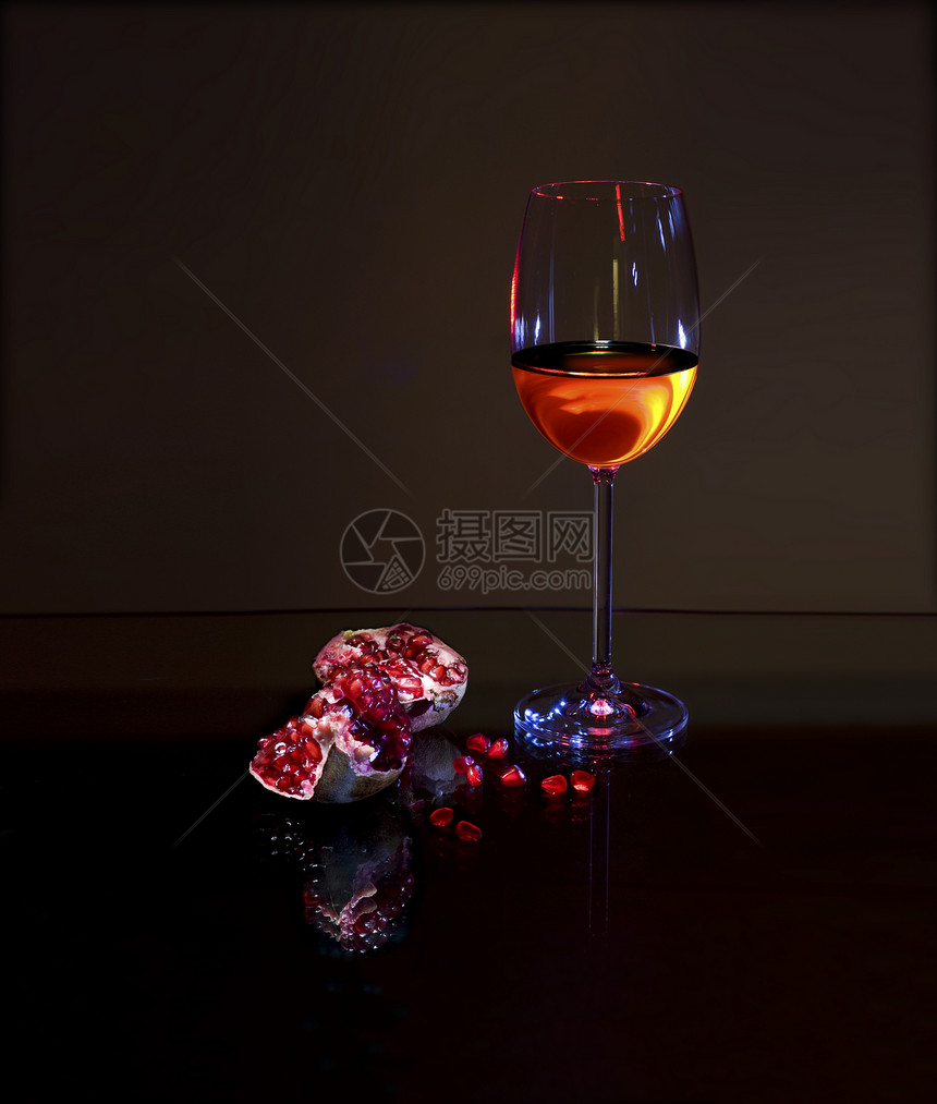 白葡萄酒和红石榴图片