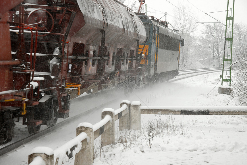 列火车爆破曲线倒台货物运动白色铁路天气商业工业图片