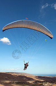 天空跳伞滑翔伞在天空中飞翔背景