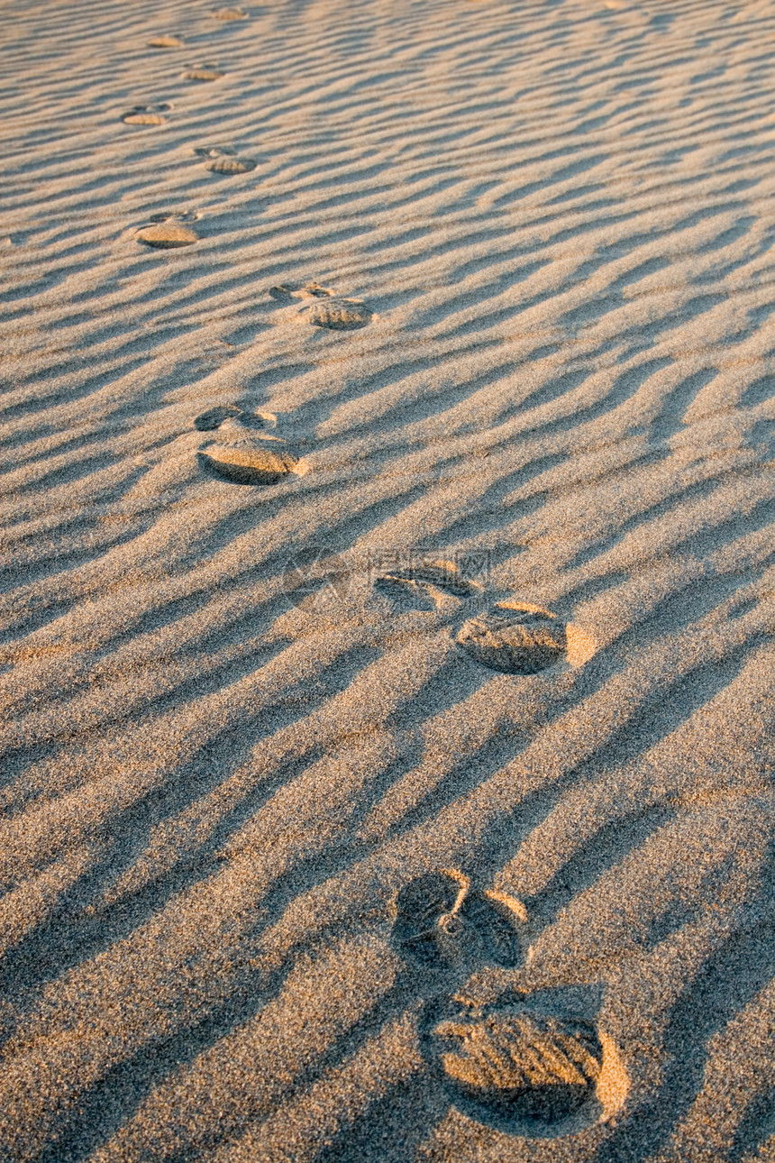 沙纸脚印脚步通道假期沙漠游客旅行沙丘孤独路线探索图片