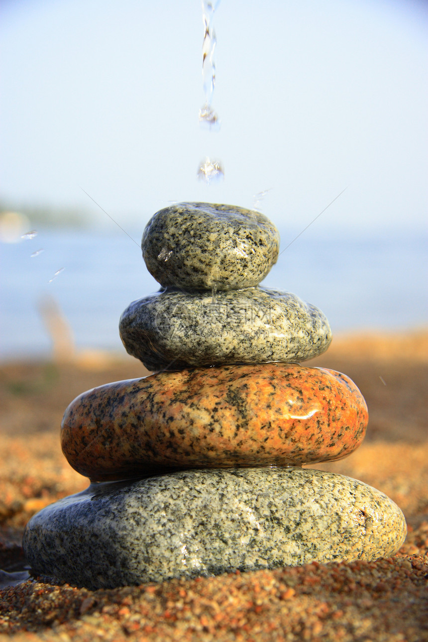 岸边的石头海滩治疗协议药品海浪金字塔福利海岸线温泉卵石图片
