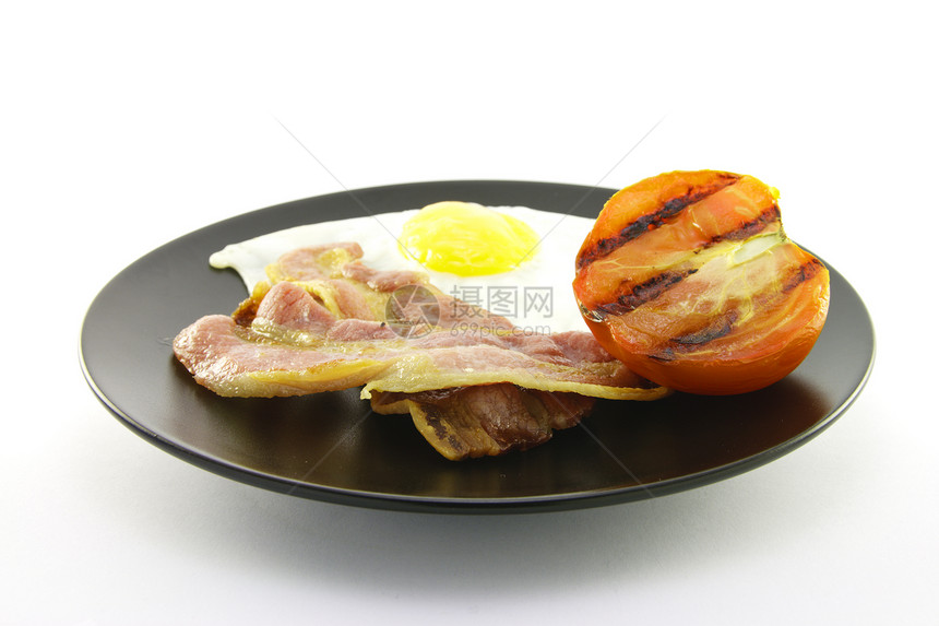 黑板上的培根 鸡蛋和番茄早餐白色英语黑色食物盘子脂肪味道猪肉带子图片