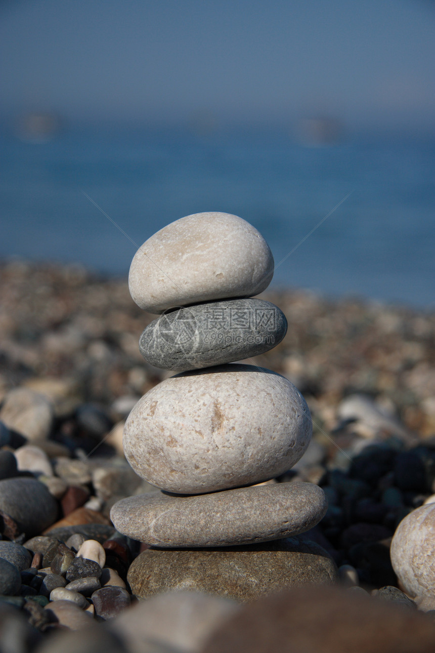 岸边的石头平衡冲浪场景岩石热带海岸线海浪海滩治疗闲暇图片