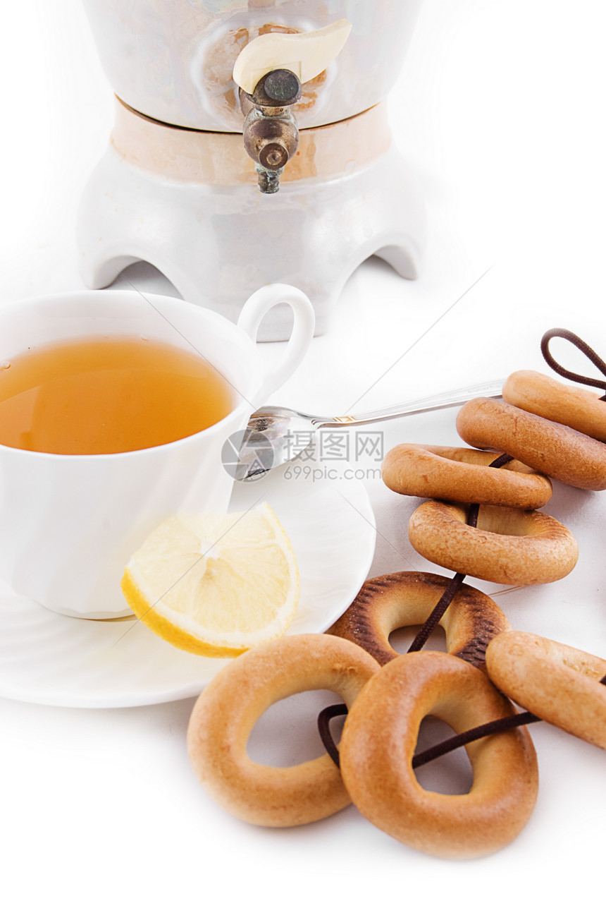 萨莫瓦和含百吉饼的茶杯龙头生活文化家庭杯子勺子反射面包飞碟餐具图片