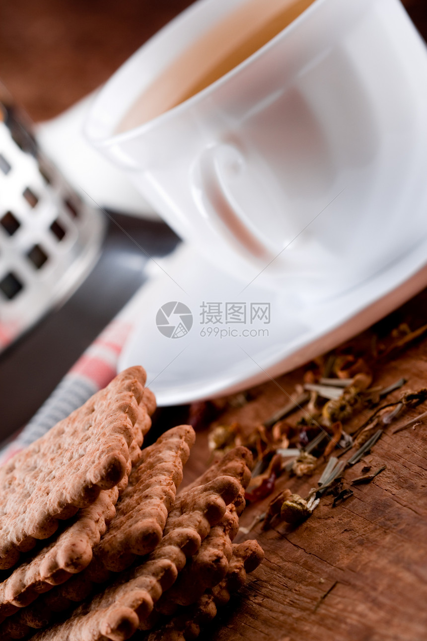 一杯草药茶和一些新鲜饼干飞碟陶瓷杯子餐厅纺织品蛋糕面包奢华早餐媒体图片