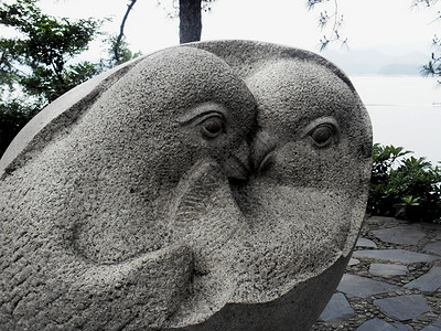 鸟鸟岛雕刻品艺术品石雕感情鸟类雕塑森林石头背景图片