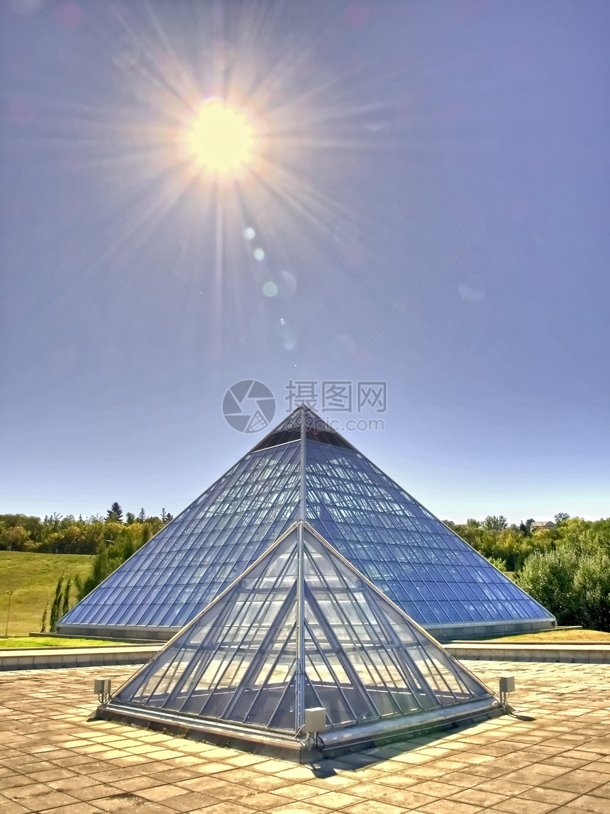 太阳金字塔反射旅游季节中庭建筑学城市玻璃窗户精神天空图片