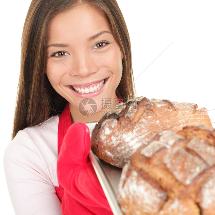 妇女展示新鲜烤面包图片