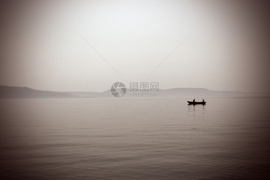 孤单的船漂在河上图片