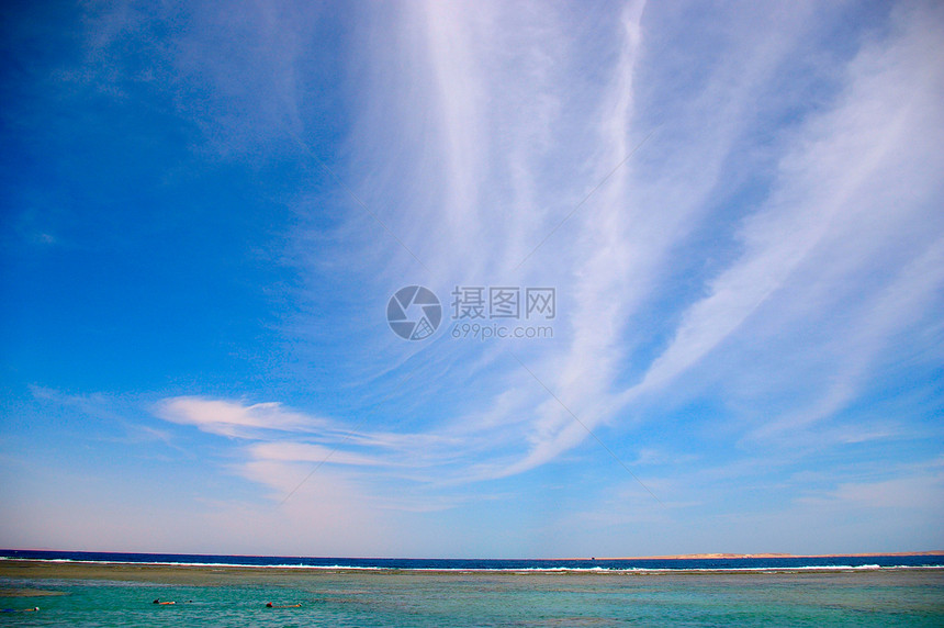 美丽的海滨 有平静的天冠清水天空薄雾印象月光想像力风景电脑波浪海洋艺术图片