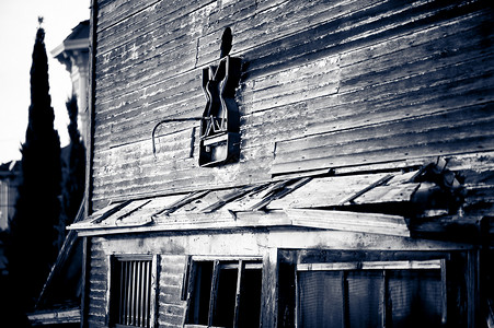 被遗弃鬼城风化老店木板小屋背景图片