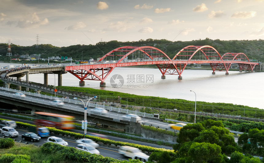 桥梁和汽车城市蓝色戏剧性旅行地标金属景观交通旅游吸引力建筑图片