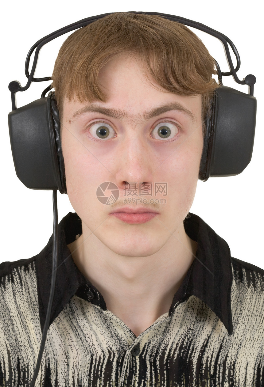 青年用耳机和直立的双眼在耳机上取笑年轻人图片