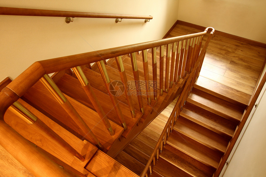 阶梯栏杆公寓楼梯硬木木地板棕色脚步木头走廊住宅图片