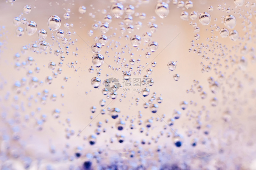 水中的气泡珍珠清水气体运动紫色塑料温泉珠子窗户茶点图片