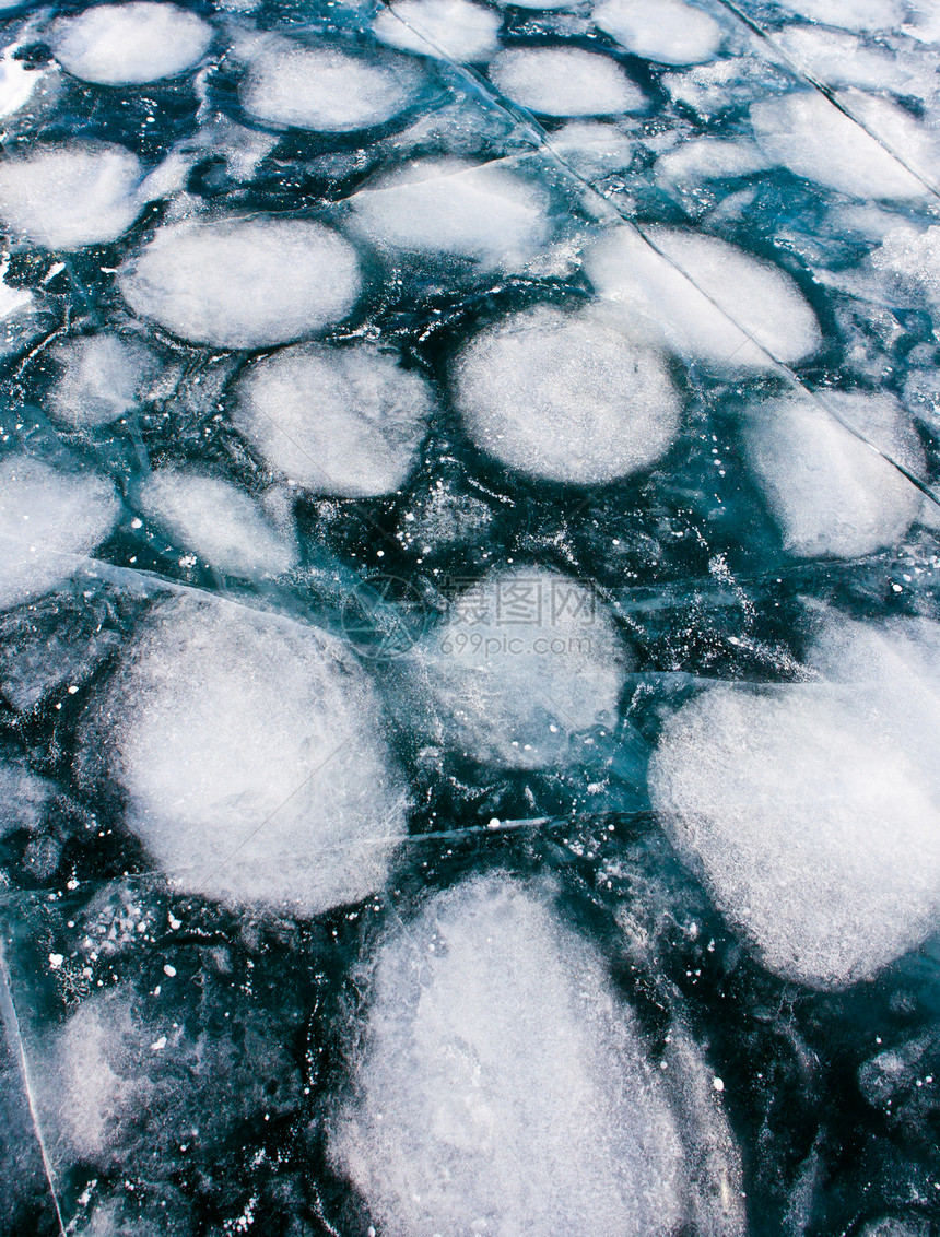 从冰冻的冰层中蒸发图片