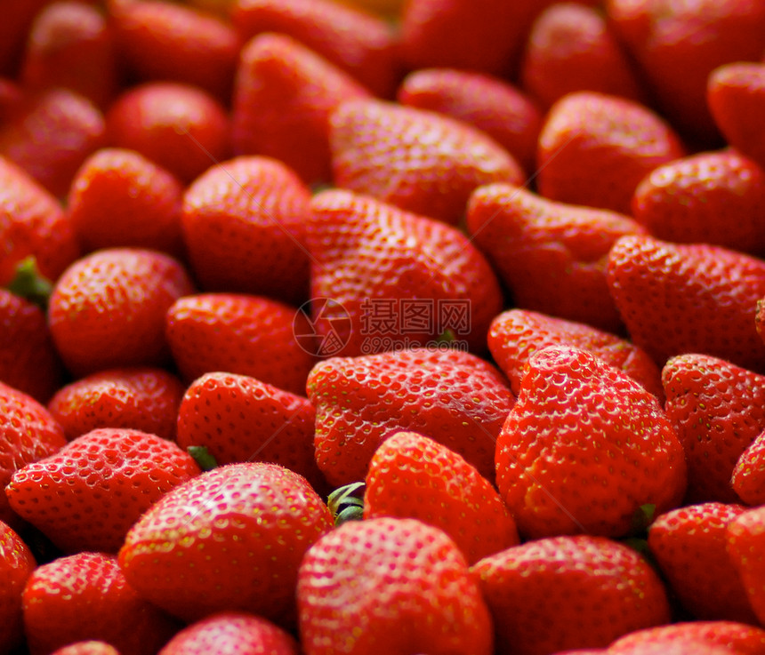 一大堆红的美味草莓图片