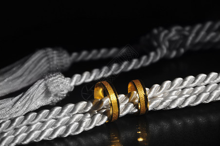 结婚戒指男性婚礼女性绳索摄影婚戒金戒指背景图片