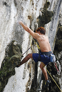塔尔米塔摇晃成人巨石山脉成年人动作逆境运动员专注挑战性岩石背景