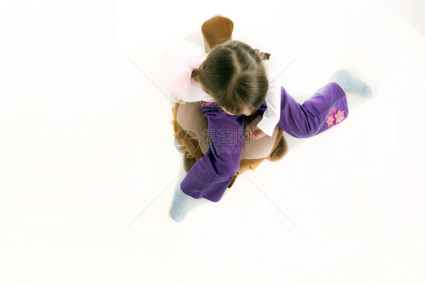 一位小女孩的照片享受快乐冒充童年玩具情感女孩家庭褐色幸福图片