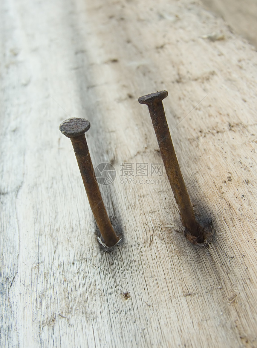 木柴中生锈的铁钉灰色指甲栅栏锤子建筑木材粒状宏观木板木头图片