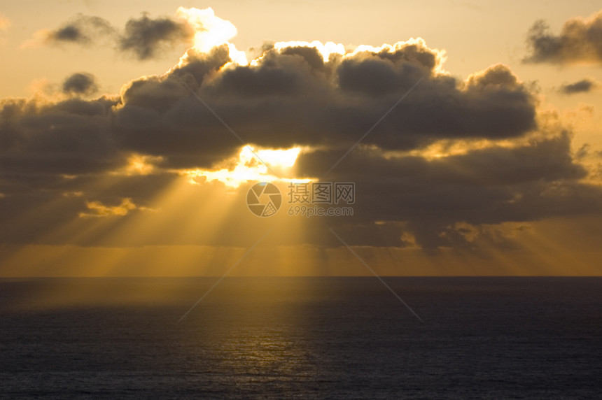 云中阳光照耀海洋轴系射线上帝风暴日落图片