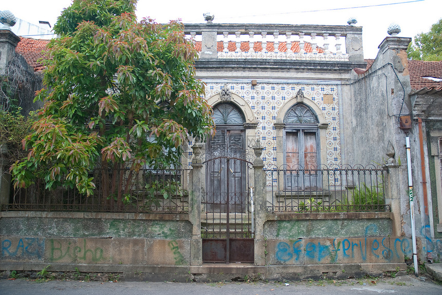 旧房子外表建筑戏剧性石头窗户阳光旅行文化历史场景图片