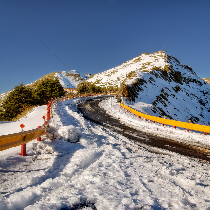 冬季山风景交通假期戏剧性车道环境天空街道蓝色旅行阴影图片