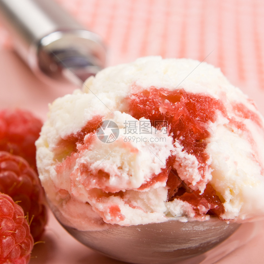 草莓冰淇淋和鲜浆果图片