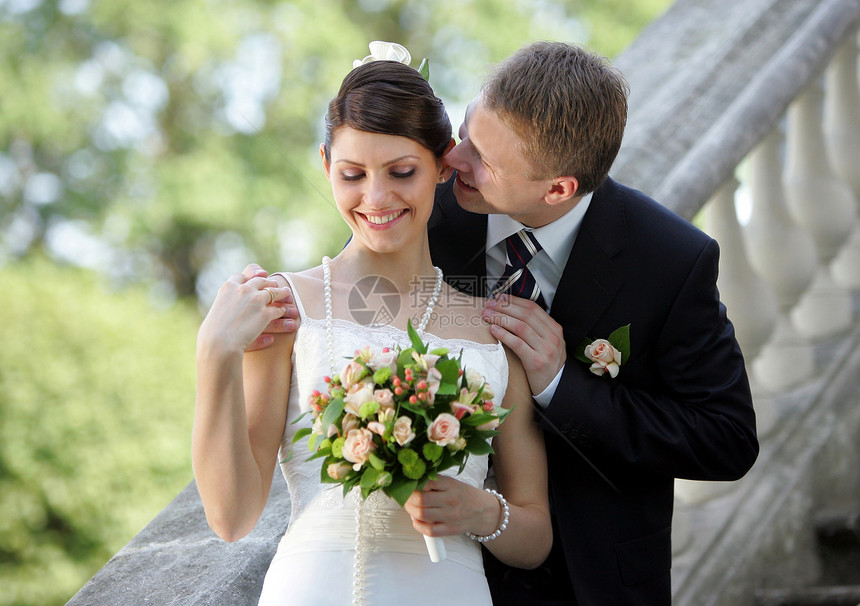 幸福新婚夫妇日光异性半身年轻人伙伴快乐婚姻婚纱成年人婚礼图片