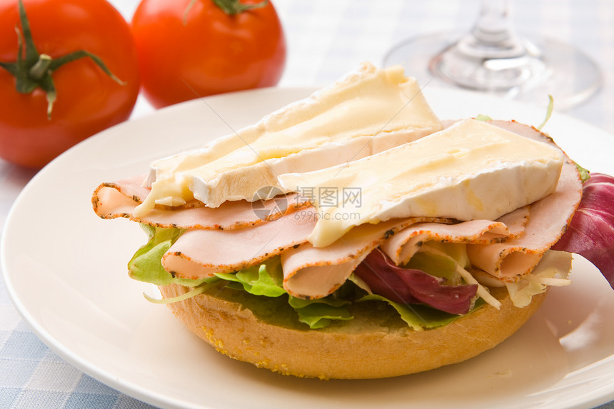 美味的火腿和奶酪面包圈沙拉烹饪美食宏观食物日光午餐奶油乳制品营养图片