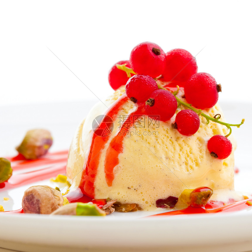 美味香草冰淇淋 配有红椰子和松果生物红色坚果开心果飞碟甜点水果餐具白色醋栗图片