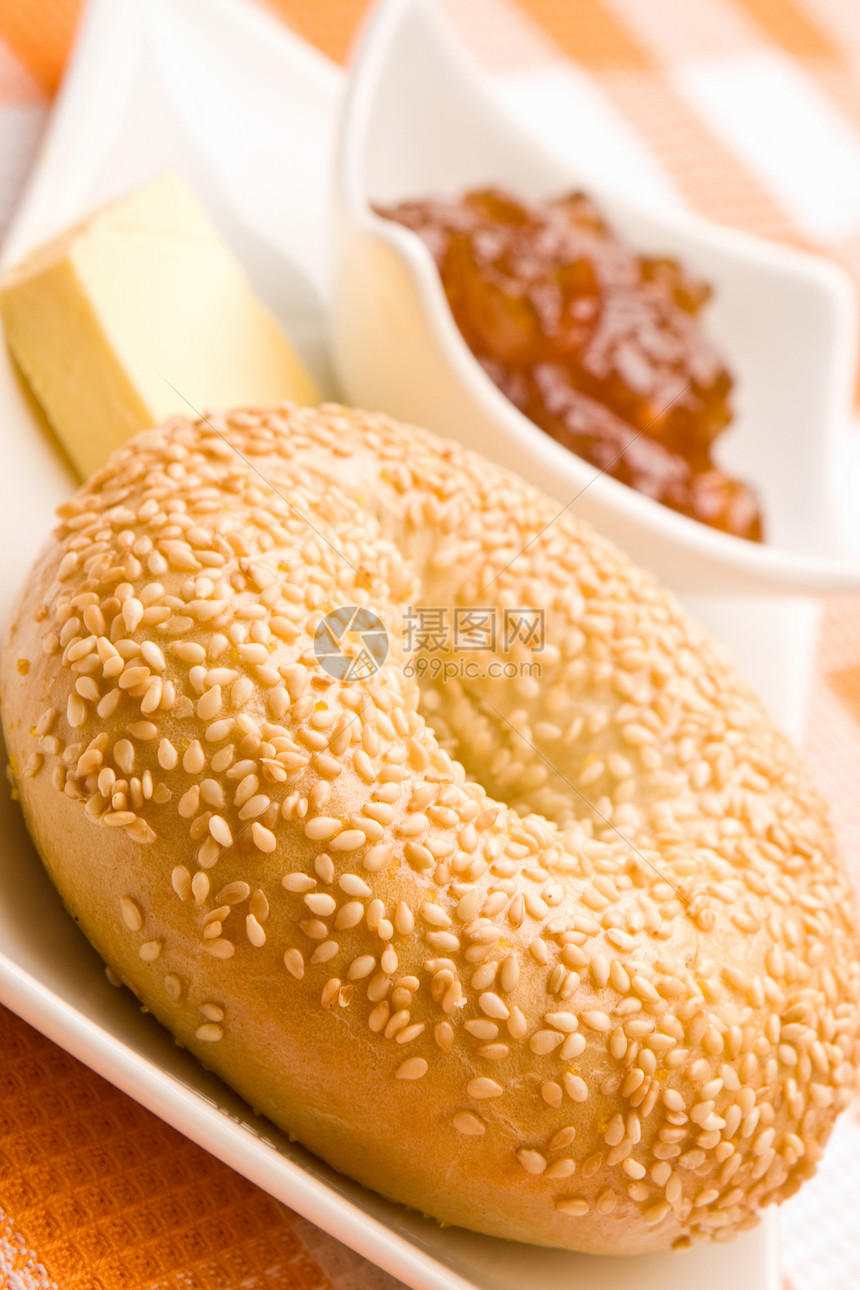 带果酱的新鲜百吉饼饮食包子化合物橙子小麦食物种子美食面包粮食图片