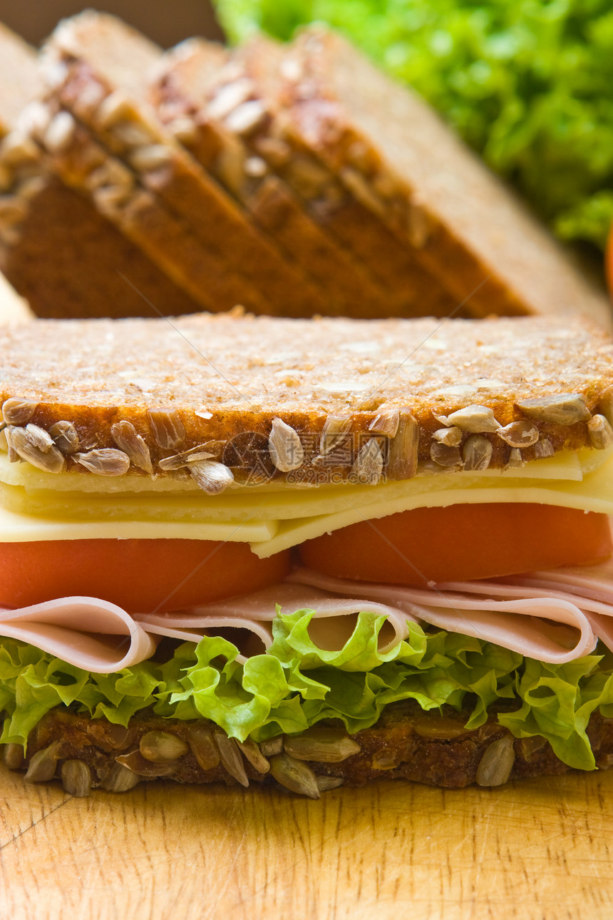 新鲜全餐三明治餐具谷物小麦饮食面包熟食蔬菜食物野餐叶子图片