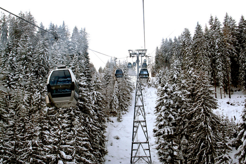 滑雪电梯电缆松树缆车山腰树木汽车车厢高架森林天线图片