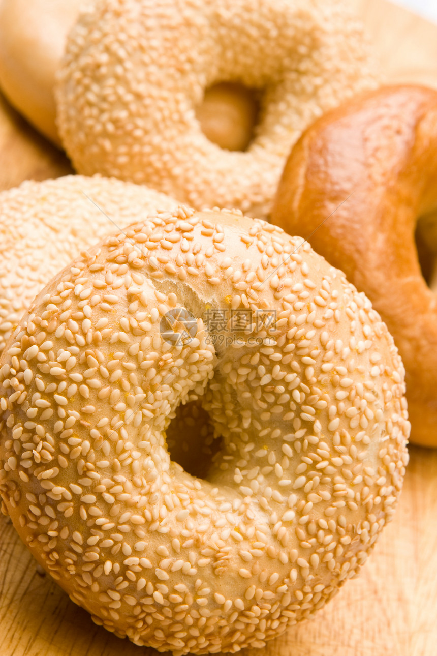 新鲜烤面包面包圈食物碳水营养生物饮食小麦美食芝麻面包白色图片