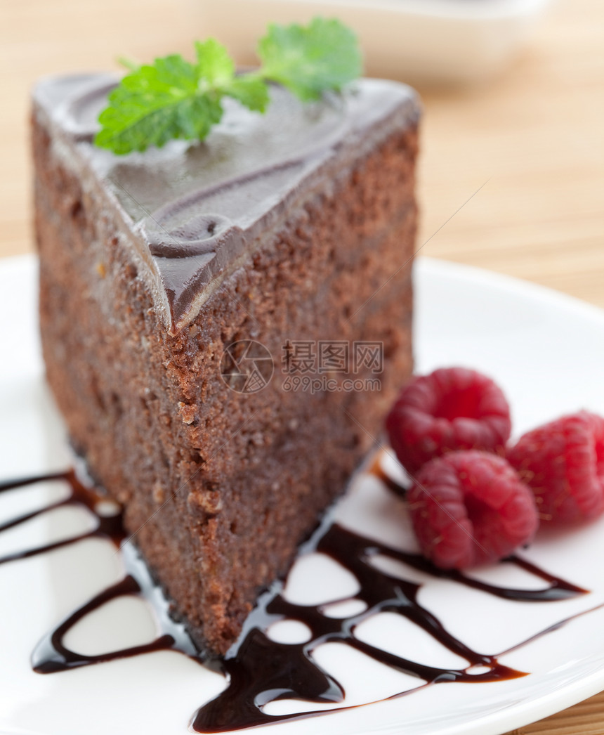 美味的巧克力蛋糕切片 鲜果莓生物食物美食饮食草本植物红色覆盆子盘子餐具糖果图片