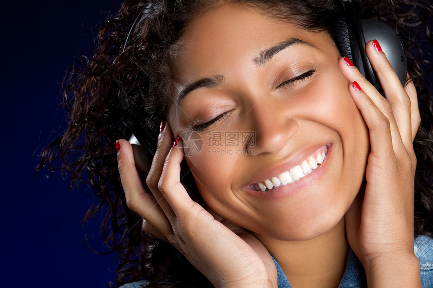 女助听器妇女蓝色眼睛微笑乐趣幸福女孩女性背景耳机成人图片