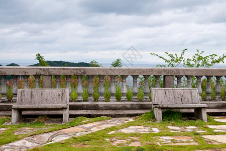 两席观景台绿色长椅背景图片
