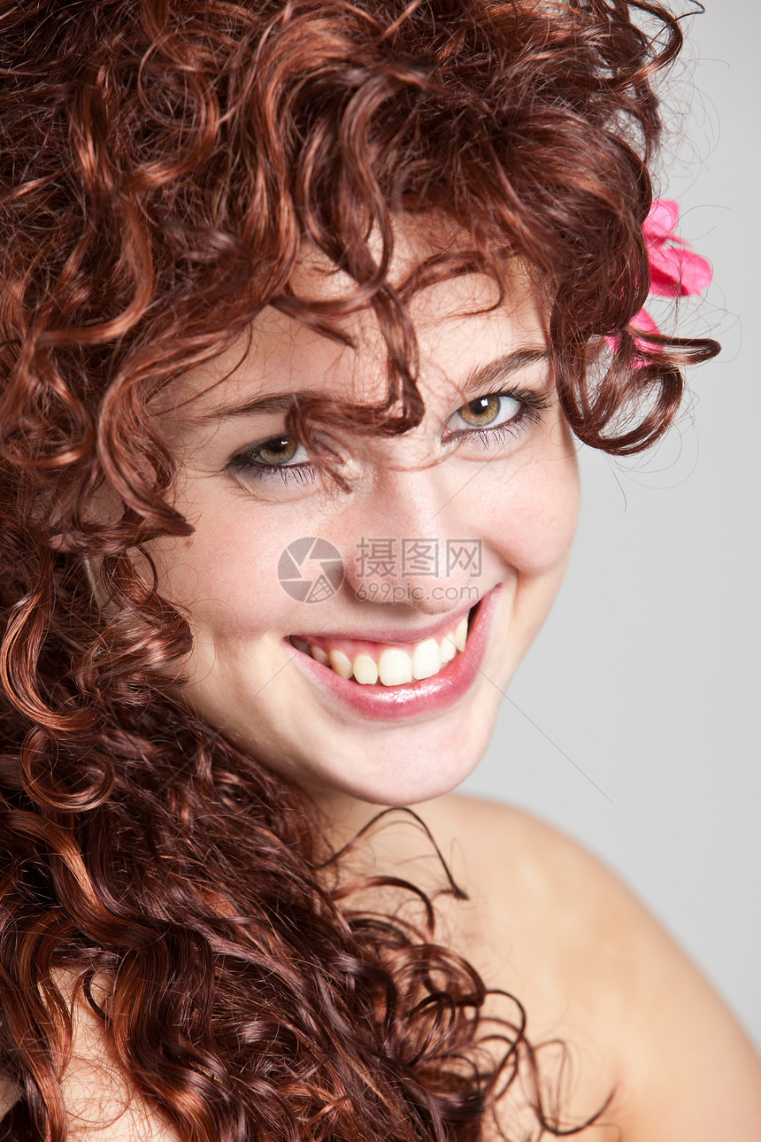 美丽的红发美女棕色女性化女性眼睛幸福长发卷发微笑图片