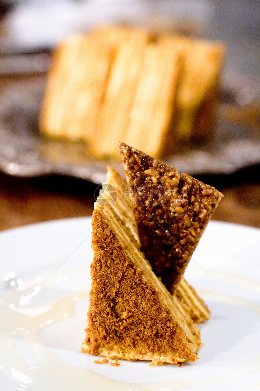蛋糕块食物奶油白色蛋糕庆典派对小吃盘子美食棕色图片