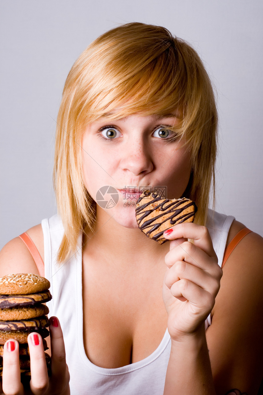 女人吃巧克力曲奇饼干黑暗女性诱惑食物芯片金发女郎金发垃圾成人女孩图片