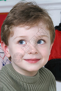 可爱的四年大眼睛四岁男孩侄子学前班毛衣幼儿园男性孩子金发玩具蓝色微笑背景图片
