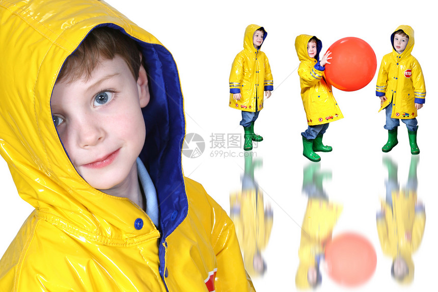 黄雨衣和青蛙靴子中的男孩图片