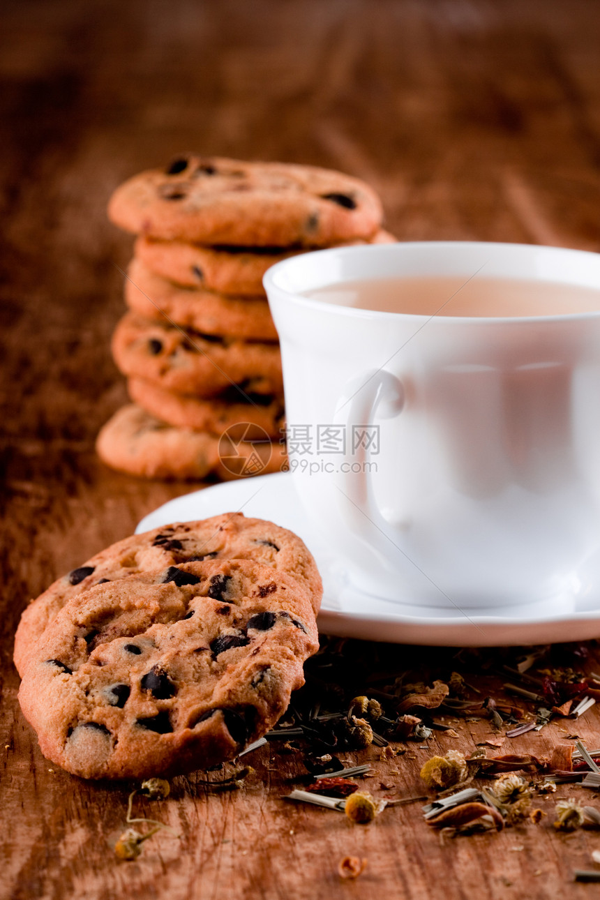 一杯草药茶和一些新鲜饼干宏观美食桌子小吃食物陶瓷甜点蛋糕饮料早餐图片