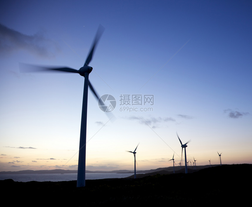 奥尔巴尼风力农场力量刀刃涡轮海岸线悬崖绿色旋转活力海岸天空图片