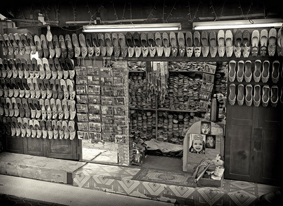 阿拉伯鞋子鞋类店铺半岛拖鞋纺织品露天海湾集市市场高清图片