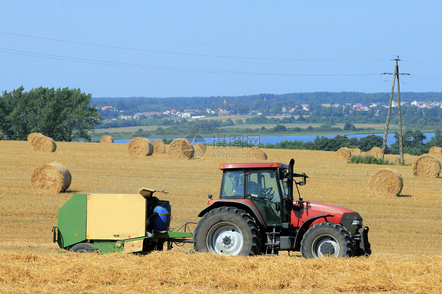 夏季风景机械农业采摘工作农场粮食收成机器干草土地图片