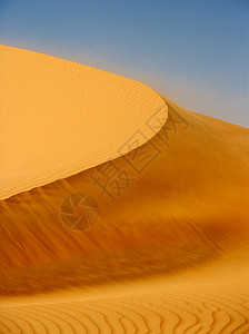 沙丘上的风色彩空季旅行寂寞天空沙漠干旱高清图片