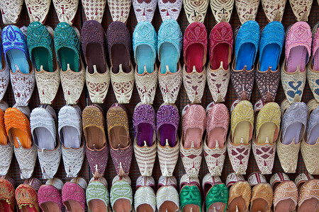中东集市阿拉伯鞋子店铺露天海湾鞋类市场纺织品集市拖鞋背景